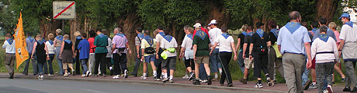 Bedevaarders onderweg bij de Bergkapel te Londerzeel (2006)