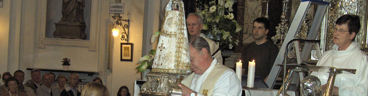 Zegening van de jubilarissen in de Basiliek met het houden van het Mariabeeld boven hun hoofden